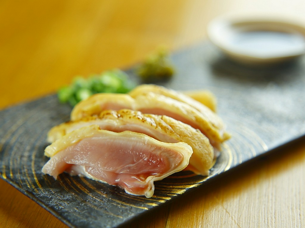 刺身にふさわしい鶏肉の肉質を見極める『鳥刺し（※半生）』