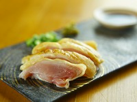 刺身にふさわしい鶏肉の肉質を見極める『鳥刺し(※半生)』