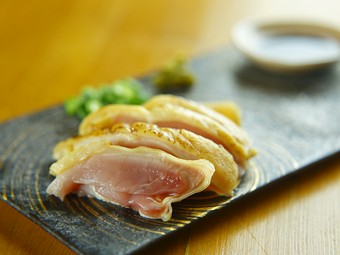 刺身にふさわしい鶏肉の肉質を見極める『鳥刺し（※半生）』