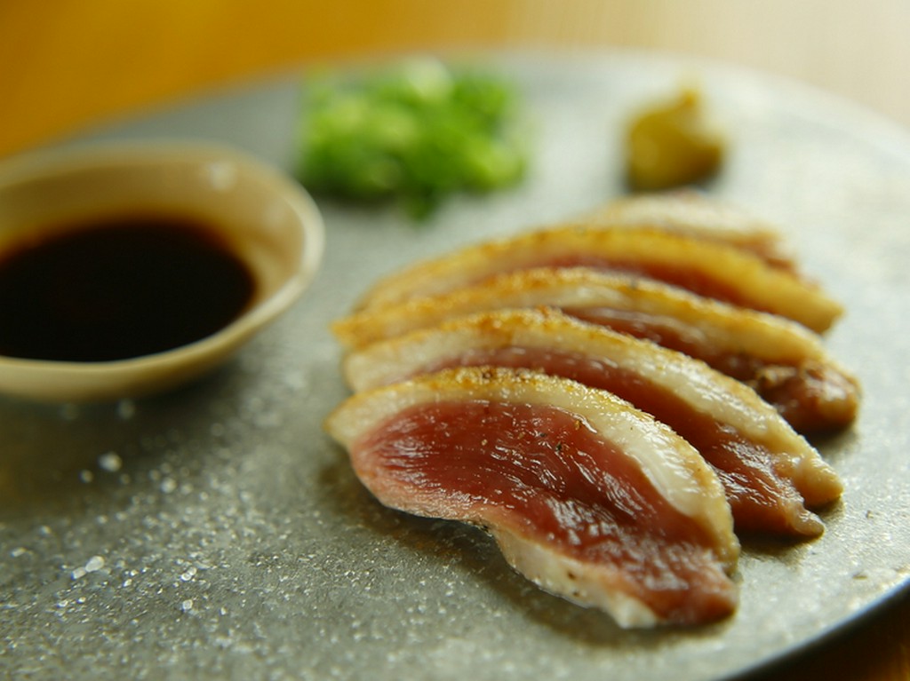 鴨肉の食感、旨みを逃さないように完成『鴨のたたき（※半生）』