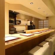 和の情緒溢れる店内は白を基調とした、照明にもこだわった明るい雰囲気。温もりと安心感のある、落ち着いた空間となっています。時間を忘れ、優雅なひとときを過ごすことができます。