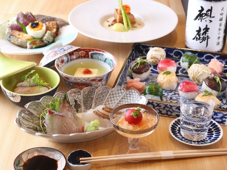 旬の食材を贅沢に味わえる、金額で選べる3種のコース料理