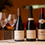 フランスワインを中心に200種ほど揃えており、グラスワインも20種以上を幅広い価格帯で用意されています。お好みやご予算に合わせて愉しみ方はさまざま。