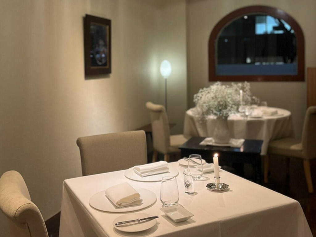 季節感のある桜並木沿いに佇む、ゆったりとしたくつろぎのお店