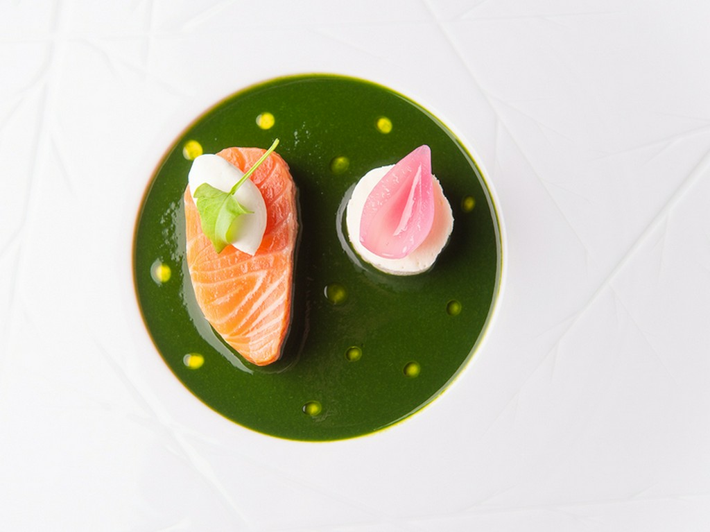 鮮やかで美しい『燻製サーモンのミキュイ パセリのソース』