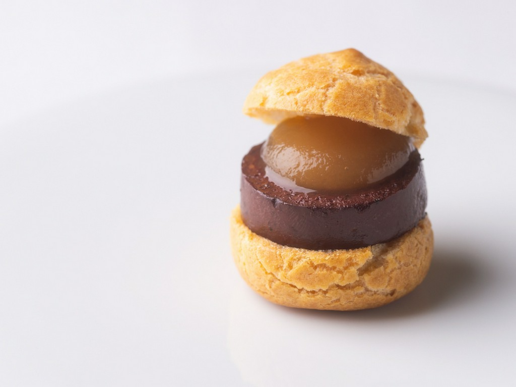 手でつまんで召し上がれ。愛らしい『シュー仕立てのブータンノワール』