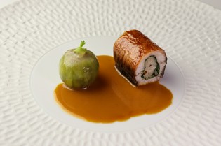 国内外から届く旬の厳選食材を取り入れたおまかせコース