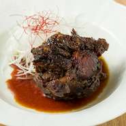 コラーゲンたっぷりの大きなテールをじっくりと煮込んだ逸品です。