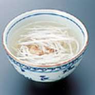 弱火で長時間煮込み、仕上げにねぎの千切りを添えました。
コクがあり、あっさりした和風味のテールスープです。