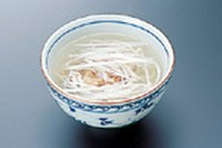 弱火で長時間煮込み、仕上げにねぎの千切りを添えました。
コクがあり、あっさりした和風味のテールスープです。