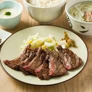 仙台名物 秘伝の味「牛たん焼」と「麦めし」+「とろろ」の
相性はバッチリです！
◆牛たん焼（塩）3枚6切 ◆麦めし ◆特製和風テールスープ
◆漬物  ◆とろろ ※とろろ抜きは150円引き ※旨煮は150円で追加可