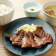 牛たんを仙台味噌に漬込み、備長炭で焼き上げました。とろろ付きのセットです。
◆牛たん焼（みそ）3枚6切 ◆麦めし ◆特製和風テールスープ
◆漬物 ◆とろろ ※とろろ抜きは150円引き ※旨煮は150円で追加可