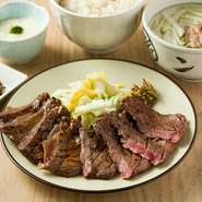 牛たん塩・みそどちらも楽しみたいあなたへ。
◆牛たん焼（塩2枚・みそ2枚 8切） ◆麦めし ◆特製和風テールスープ
◆漬物 ◆とろろ ※とろろ抜きは150円引き ※旨煮は150円で追加可