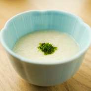 山芋をすり鉢ですりおろしたとろろ汁、炊きたての麦めしにぴったりです。