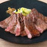 厚切りした牛たんを食べ頃まで味がまんべんなくしみ渡る
ように低温熟成させ、強火でさっと焼き上げました。