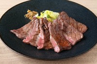 厚切りした牛たんを食べ頃まで味がまんべんなくしみ渡る
ように低温熟成させ、強火でさっと焼き上げました。
