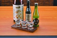 「十四代 本丸」:地元山形でもほとんど入手困難な稀少酒。
「出羽桜 大吟醸」:全米日本酒鑑評会10年連続金賞受賞の逸品。
「初孫 大吟醸」:第44回全国選抜清酒品評会、第1位受賞の逸品。