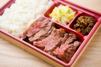 牛たん焼弁当（塩）　3枚 2,500円　
牛たん焼弁当（塩）　4枚 3,190円
牛たん焼弁当（塩）　5枚 3,880円 

牛たん焼弁当（味噌）3枚 2,600円
牛たん焼弁当（味噌）4枚 3,290円
牛たん焼弁当（味噌）5枚 3,980円
