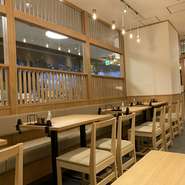 テーブル17席、カウンター3席