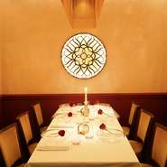 目を引くオリジナルの照明が非日常の贅沢に誘う個室を完備。ブルゴーニュワインを彷彿とさせる趣あるバーガンディ色の設えは、ワイン好きの方にも好評です。2～6名様向け個室料5,500円(税込サ別)で利用可能。