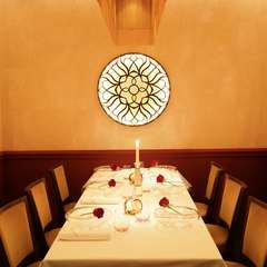 アネモネの花をモチーフにした照明が美しい、優美な個室を完備