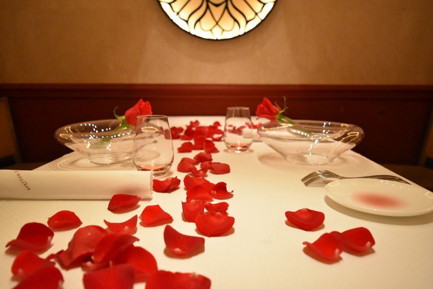 お祝いに！バラの花びらでテーブルを彩るアニバーサリープラン