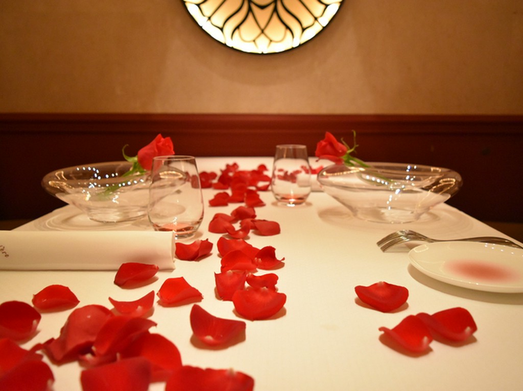 お祝いに！バラの花びらでテーブルを彩るアニバーサリープラン