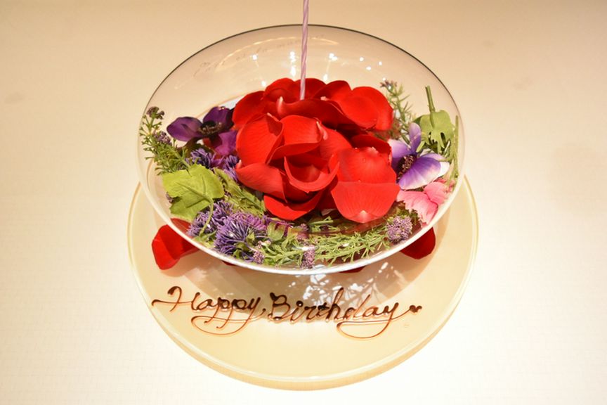 フラワープレートやホールケーキで記念日に彩りを添えて
