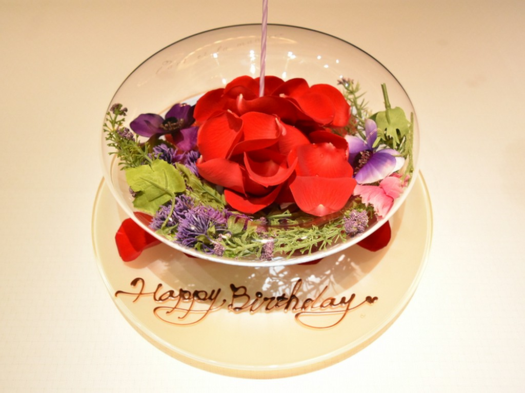 フラワープレートやホールケーキで記念日に彩りを添えて