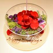 コース料理の最後にバラの花びらで彩ったフラワープレートや特製のホールケーキにメッセージを添えて、大切な記念日を心に残るひとときに。その他、個室限定のアニバーサリープランもございます。