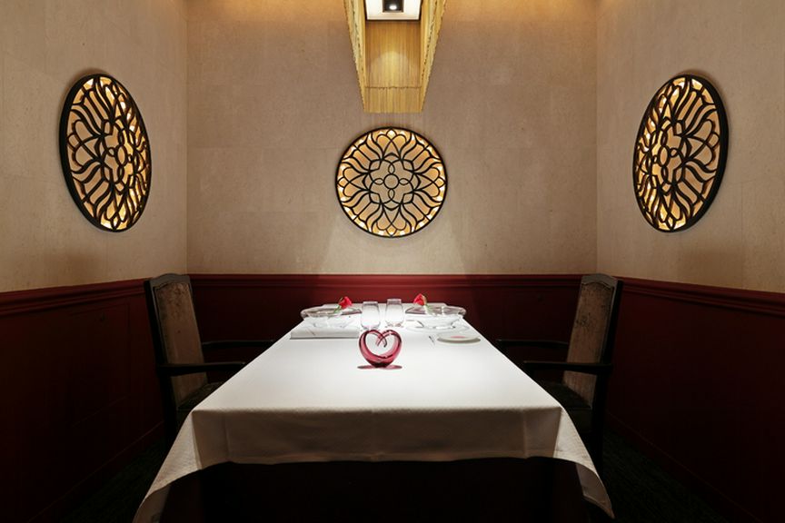 アネモネの花をモチーフにした照明が美しい、優美な個室を用意