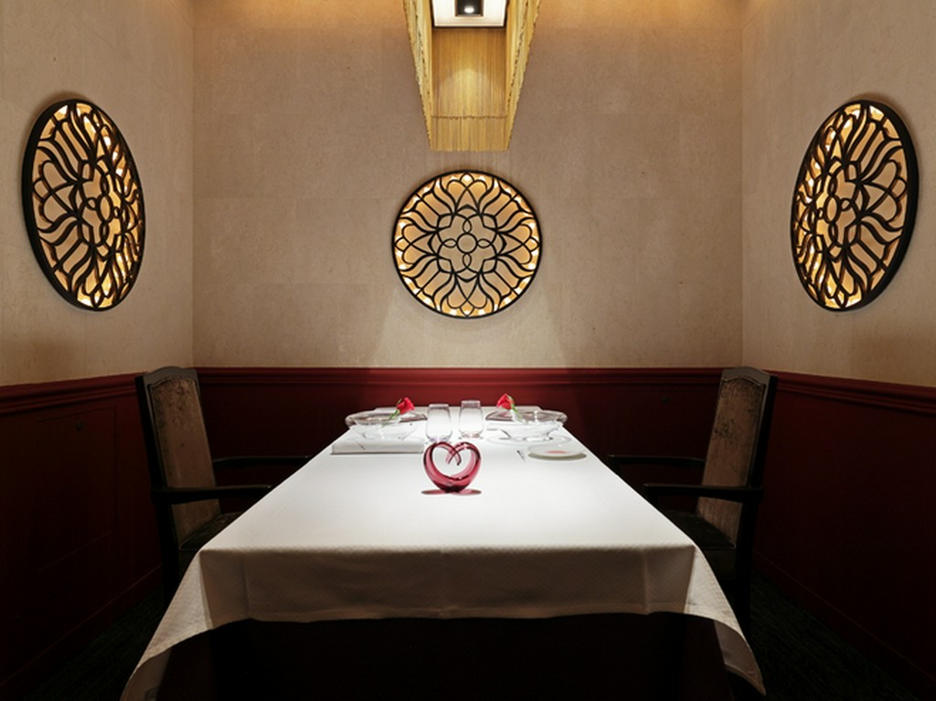 アネモネの花をモチーフにした照明が美しい、優美な個室を用意