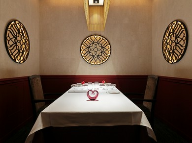 アネモネの花をモチーフにした照明が美しい、優美な個室を用意