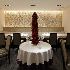 優美なアイアンアートが印象的なエレガントダイニング