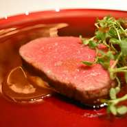 ・アミューズ2品・冷前菜2品・温前菜2品・魚料理・肉料理・パティシエによる季節のデザート 2品・小菓子
別途サービス料10％