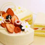 新鮮なフルーツで彩った特製のホールケーキ。コース料理への追加で承ります。ご希望の方は備考欄にてご連絡くださいませ。※フルーツやデザインは季節で変わります※3営業前までの要予約