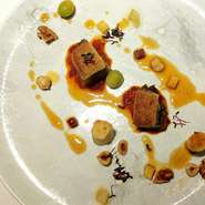 ※写真撮影をされる方は周りのお客様へのご配慮をお願いいたします　ご迷惑になるような撮影と判断した場合は撮影をお断りする場合もございます
※別途でサービス料１０％頂戴します
※ショートコースではございますが、お召し上がりに1時間半～2時間はかかります、退店時間がある方は事前にご相談ください
※バラの花びらを散らすテーブルデコレーションは個室限定のアニバーサリーコースのみでご提供しております