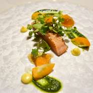 ※写真撮影をされる方は周りのお客様へのご配慮をお願いいたします　ご迷惑になるような撮影と判断した場合は撮影をお断りする場合もございます
※別途でサービス料１０％を頂戴しております
※こちらのコースはダイニング限定となっております、個室ではご提供しておりませんのでダイニングをご利用ください
※バラの花びらを散らすテーブルデコレーションは個室限定のアニバーサリーコースのみでご提供しております