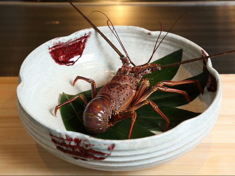 いけすから取り出し、レアに焼きあげられる「伊勢えび」