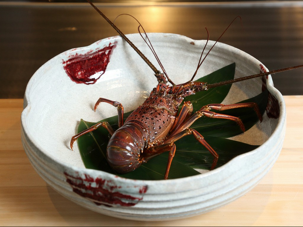 いけすから取り出し、レアに焼きあげられる「伊勢えび」