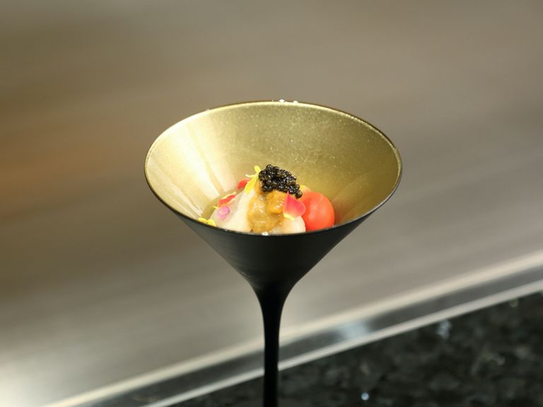 オープニングにふさわしく、料理にも器にも魅せられる『前菜』