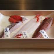 今回は長崎のクエ・仙台の平目・三重の真鯛がラインナップ。時期に合わせて、日本各地の旬魚を買い付けされています。鉄板焼のコースにおいては珍しいスタイルの魚料理です。