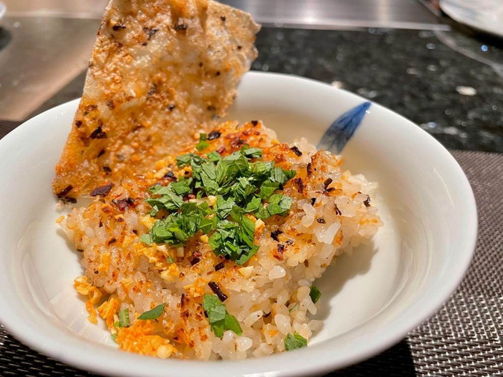 多くのファンを虜にする龍見流の『ガーリックライス』