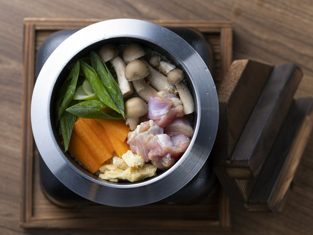 丹波しめじと九条ネギの鶏釜飯