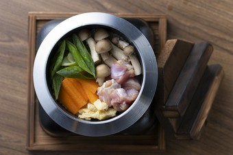 丹波しめじと九条ネギの鶏釜飯