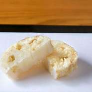 料理長が絶妙のタイミングで揚げる絶品天ぷらを、上質で落ち着いた店内でごゆっくりとお愉しみ下さい。日曜・祝日限定の完全予約制 ※平日ご希望の方はお電話にてお問い合わせください。