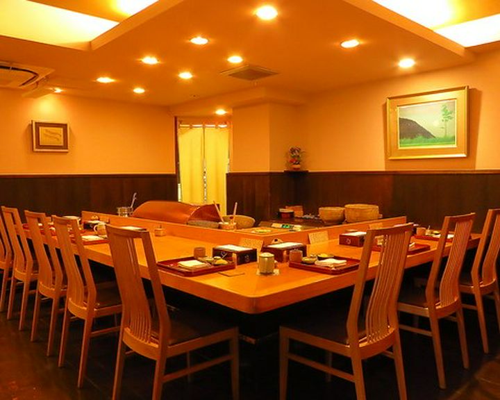 カウンター8席、貸切6名様×1