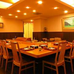 カウンター8席、貸切6名様×1