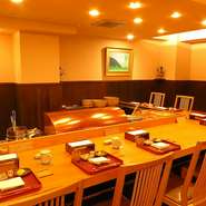 大将が丹精に揚げる天ぷらを見て、食べて愉しめるオススメのお席。少人数でのご接待、特別なデートにも