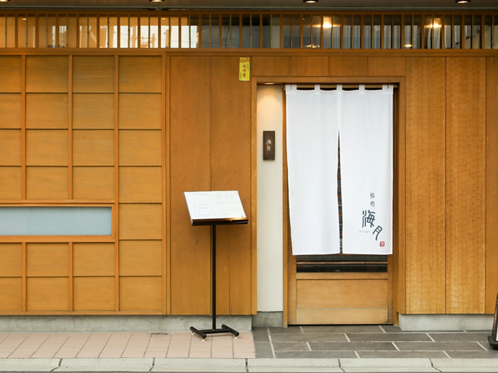 暖簾をくぐり、木戸をさらりと開けて入店